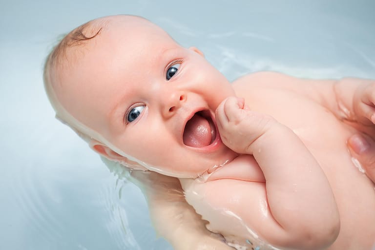 Baby in der Badewanne: Das Wasser sollte etwa 37 Grad warm sein.
