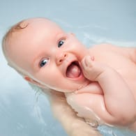 Baby in der Badewanne: Das Wasser sollte etwa 37 Grad warm sein.