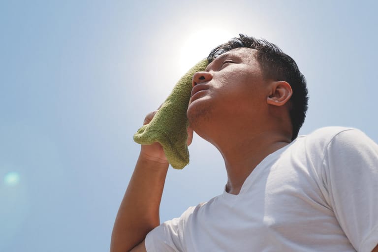 Mann schwitzt in der Sonne: Bei heißem Wetter ist die Gefahr groß, einen Hitzschlag zu erleiden.