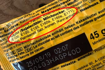 Die Inhaltsstoff-Liste einer Süßigkeitenverpackung: Verbraucher sollten die aufgelisteten E-Stoffen überprüfen.