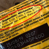 Die Inhaltsstoff-Liste einer Süßigkeitenverpackung: Verbraucher sollten die aufgelisteten E-Stoffen überprüfen.
