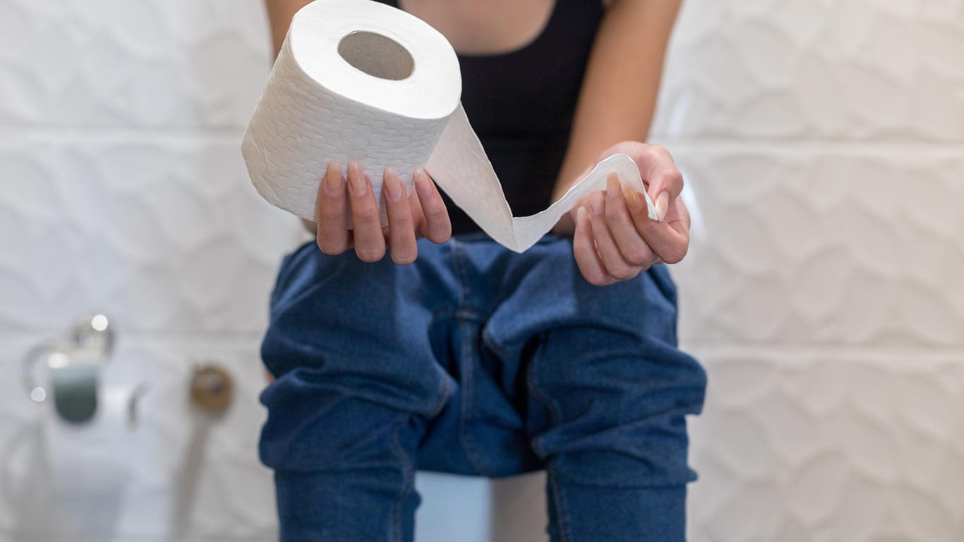 Eine Frau sitzt auf der Toilette: Ein gutes Toilettenpapier soll gründlich reinigen, ohne die Haut zu reizen.