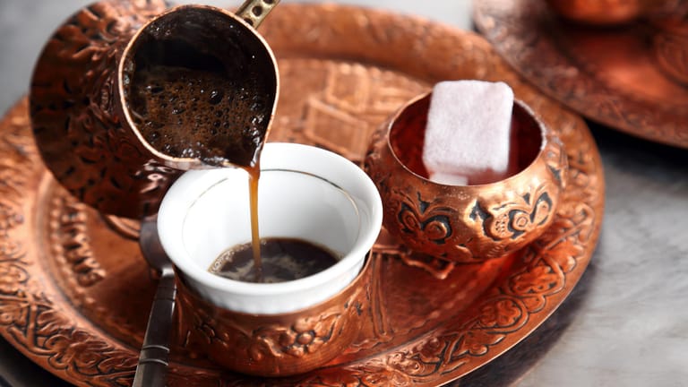 Türkischer Kaffee: Dabei handelt es sich um die älteste bekannte Art, Kaffee zuzubereiten.