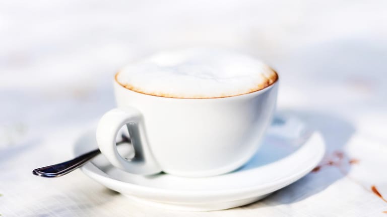 Cappuccino: Das italienische Kaffeegetränk wird aus Espresso und heißem Milchschaum hergestellt.