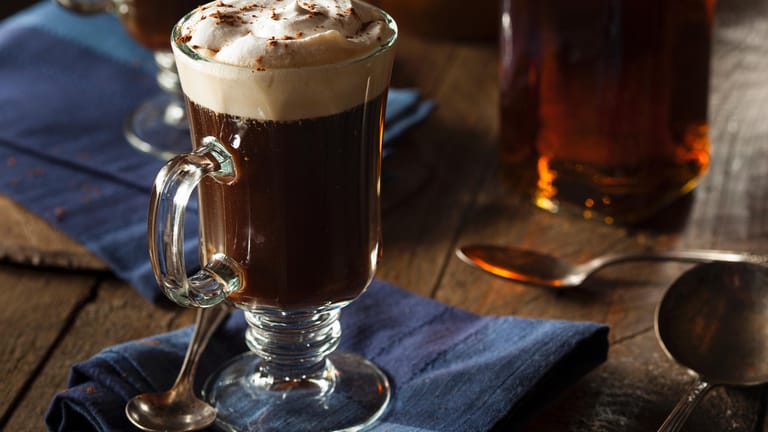 Irish Coffee: Diese Kaffeespezialität wird mit Alkohol zubereitet.