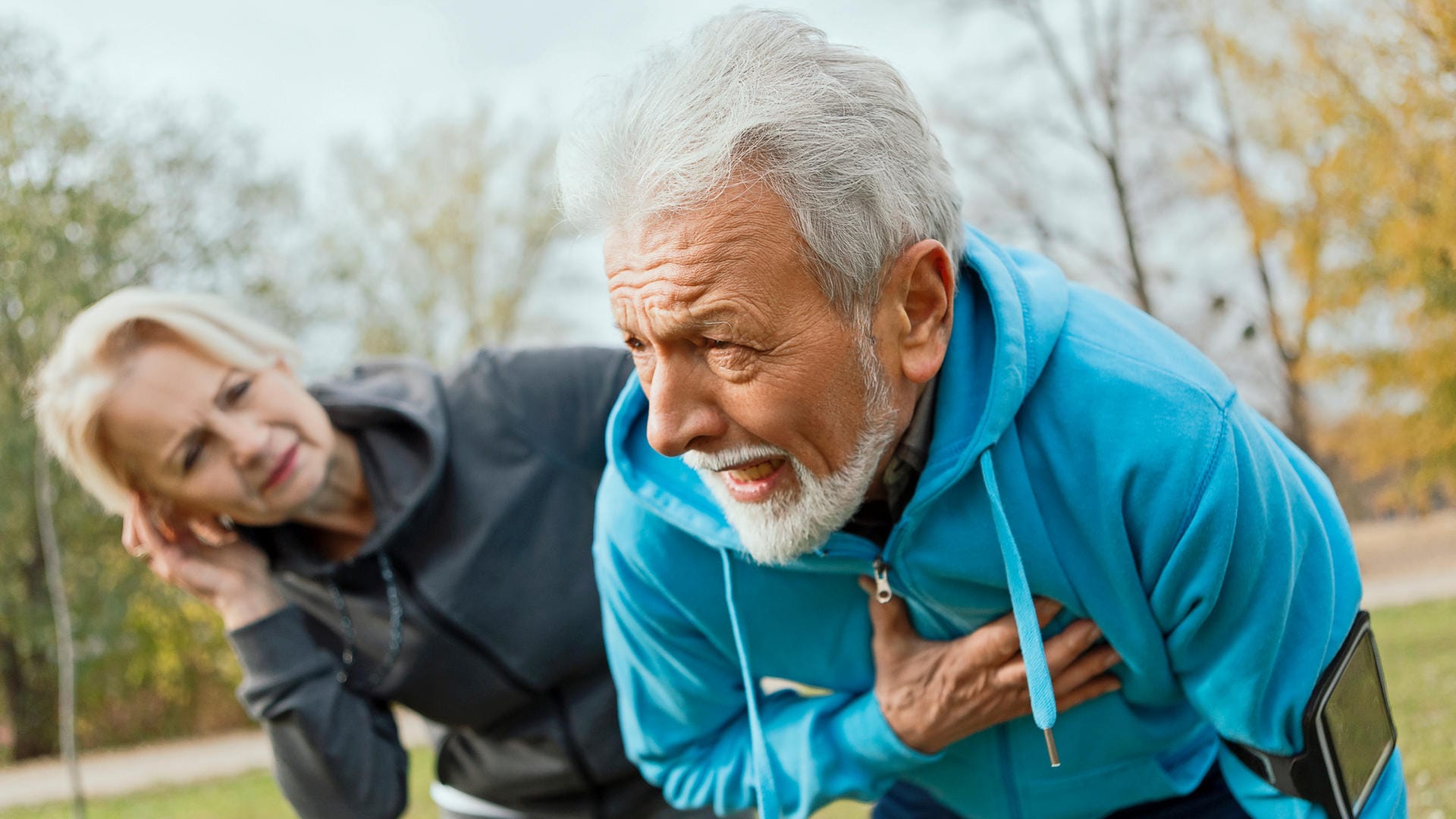 Mann mit Herzbeschwerden beim Joggen: Wer beim Sport Schmerzen im Brustbereich oder ein Engegefühl verspürt, sollte sofort eine Pause einlegen.