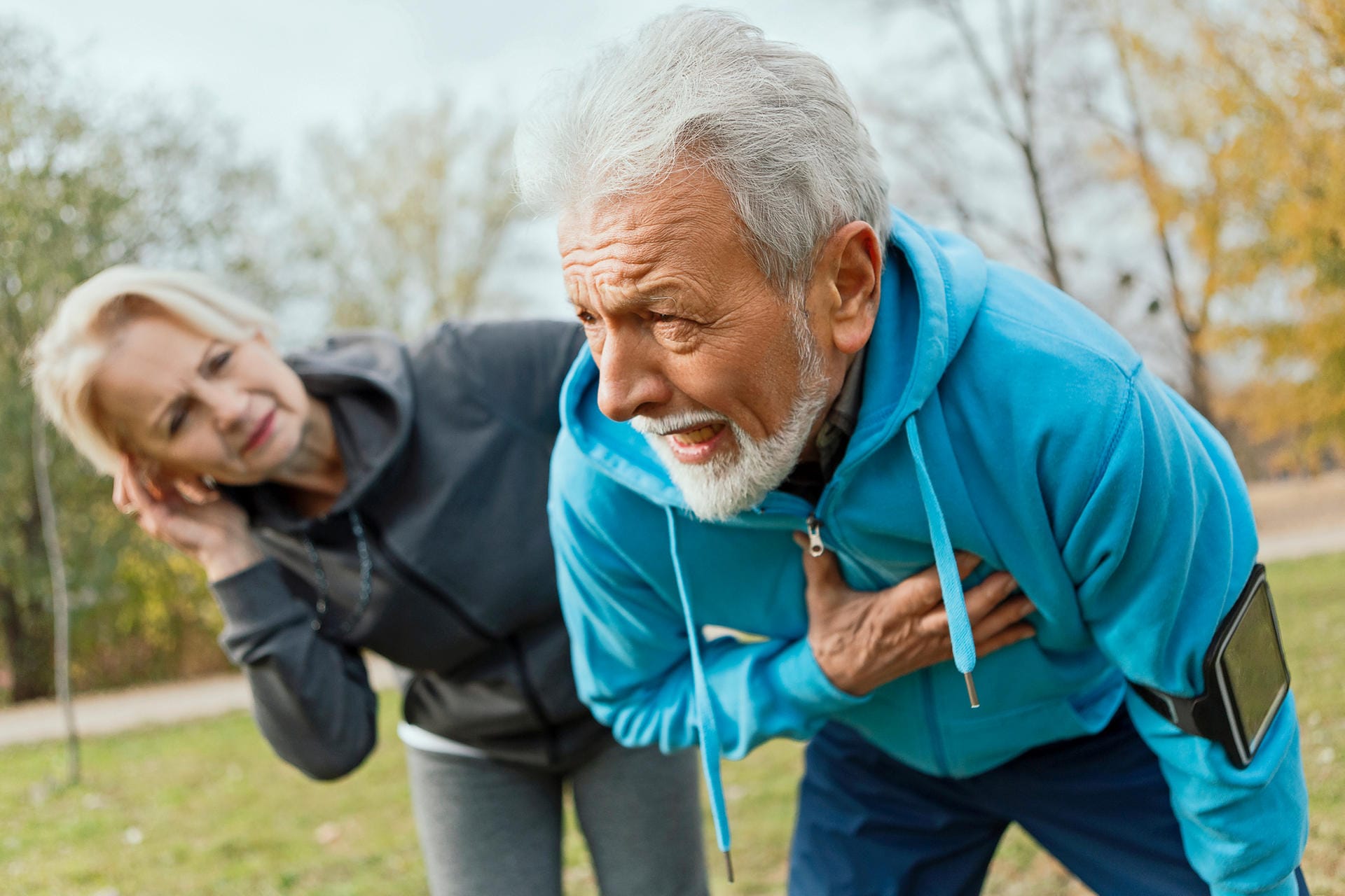 Mann mit Herzbeschwerden beim Joggen: Wer beim Sport Schmerzen im Brustbereich oder ein Engegefühl verspürt, sollte sofort eine Pause einlegen.