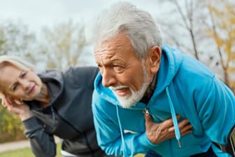 Mann mit Herzbeschwerden beim Joggen: Wer beim Sport Schmerzen im Brustbereich oder ein Engegefühl verspürt, sollte sofort eine Pause einlegen.