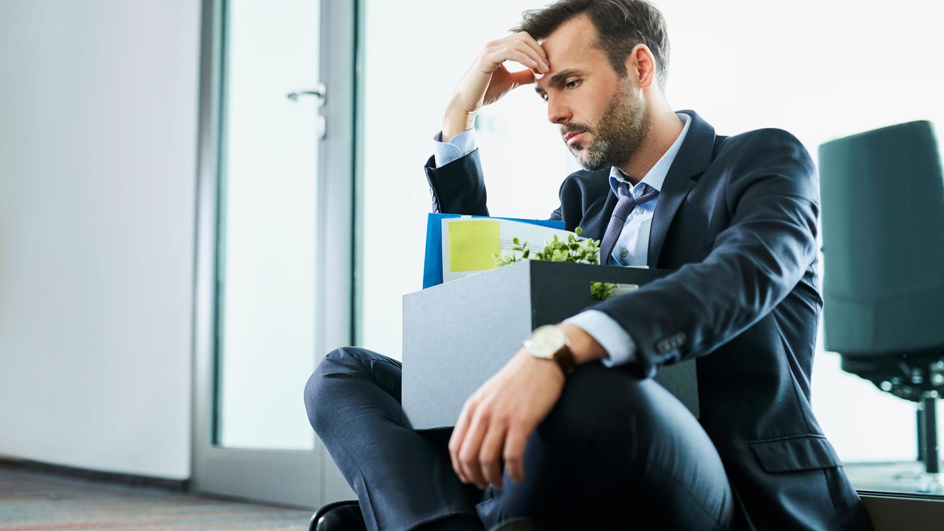 Gekündigter Arbeitnehmer: Eine Kündigung kann fristlos und fristgerecht erfolgen. In beiden Fällen hat der Arbeitgeber Rechte.