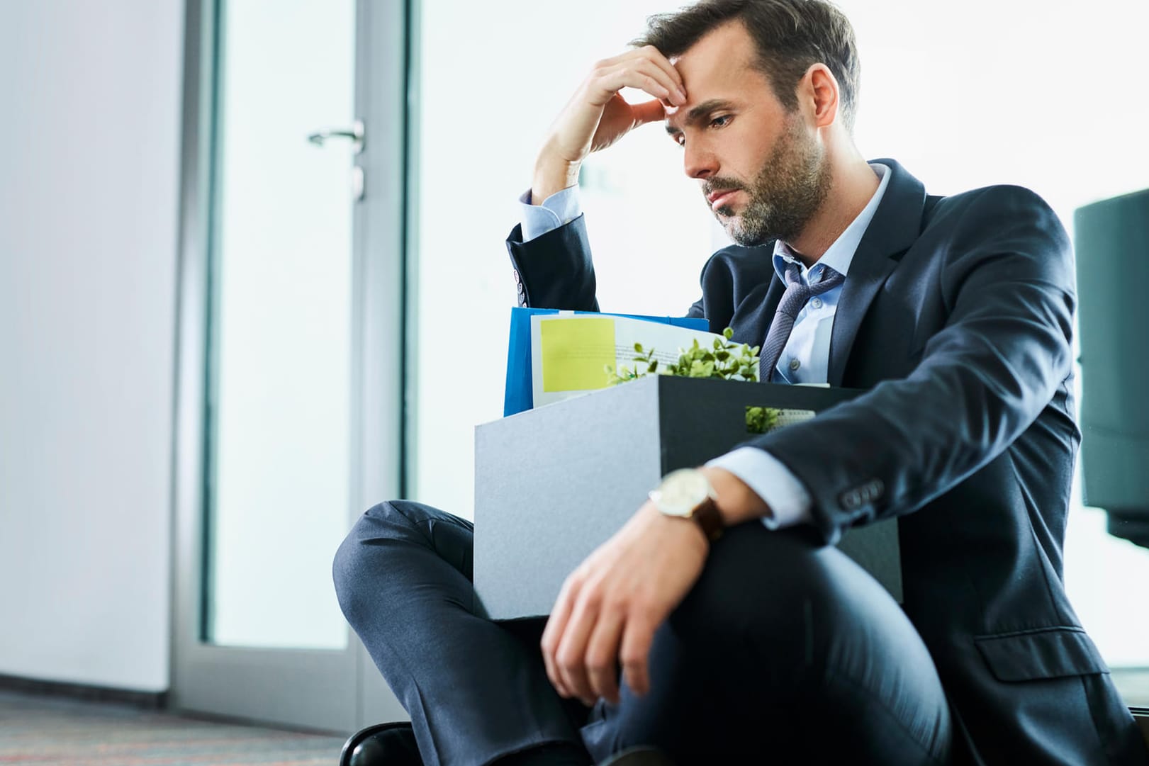 Gekündigter Arbeitnehmer: Eine Kündigung kann fristlos und fristgerecht erfolgen. In beiden Fällen hat der Arbeitgeber Rechte.