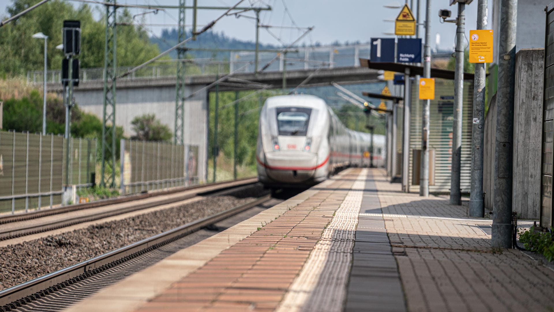 Ein Zug passiert einen Bahnhof: Der Bahnhof des Jahres wurde ausgezeichnet.