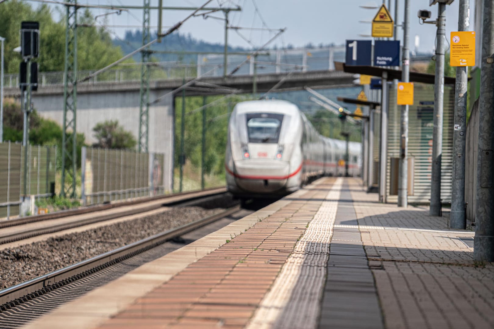 Ein Zug passiert einen Bahnhof: Der Bahnhof des Jahres wurde ausgezeichnet.