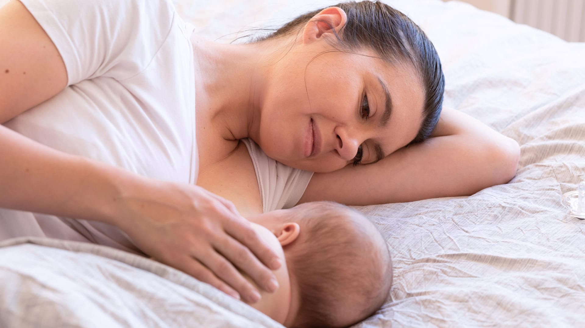 Eine Mutter mit ihrem Baby: Nach der Geburt dürfen Mütter einige Wochen nicht arbeiten gehen.en gehen.