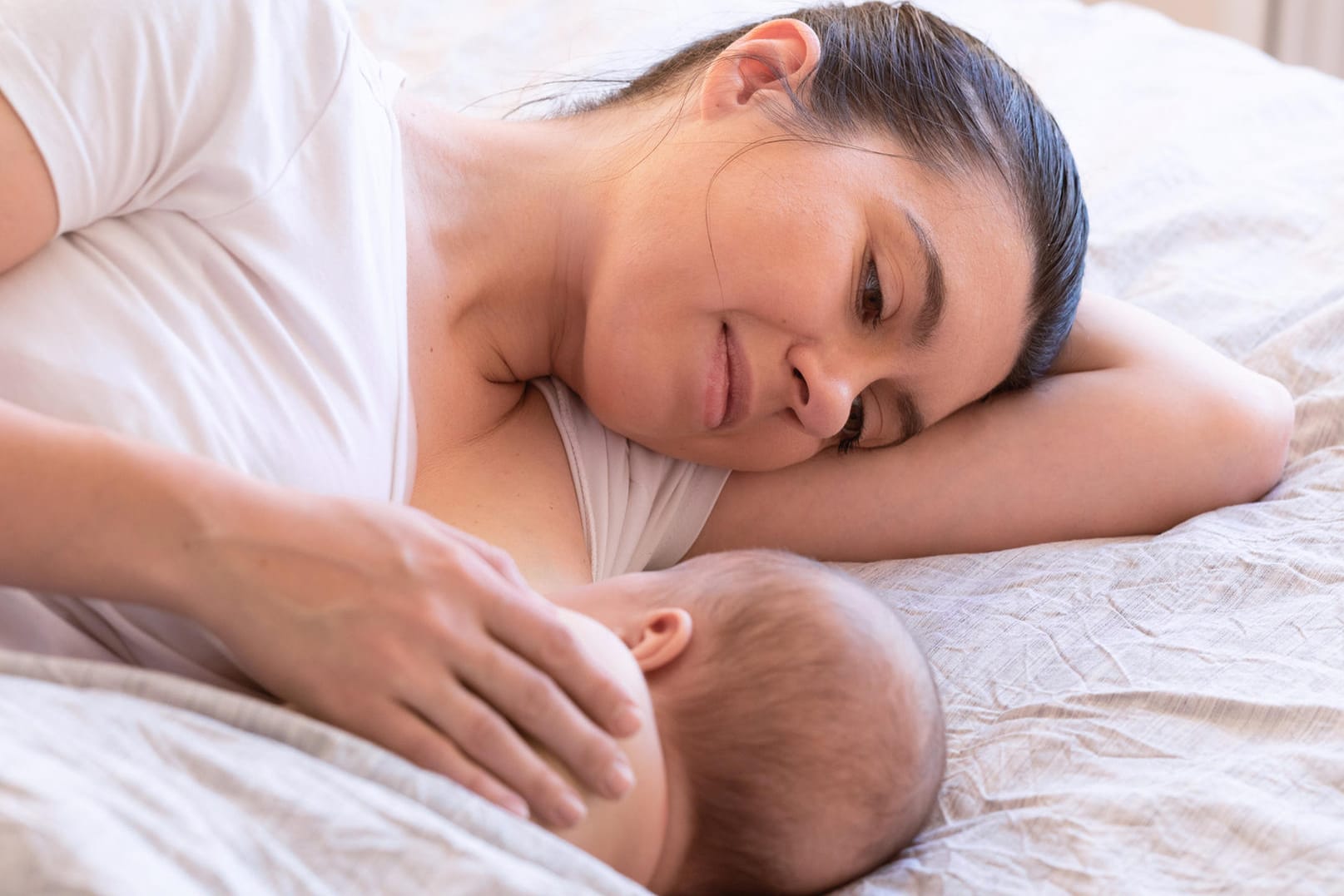 Eine Mutter mit ihrem Baby: Nach der Geburt dürfen Mütter einige Wochen nicht arbeiten gehen.en gehen.