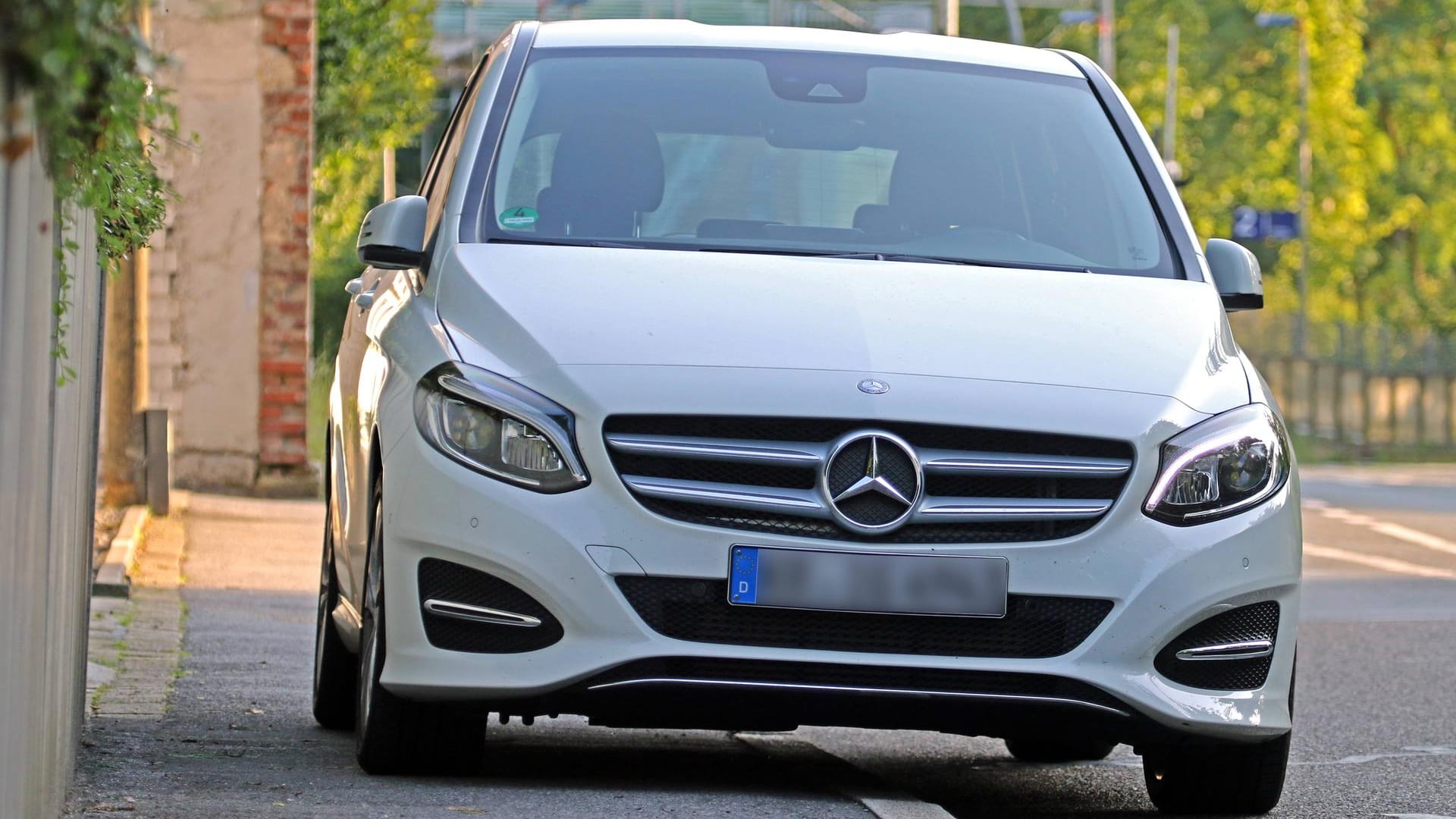 Falschparker: Wenn ein geparktes Auto einen Bürgersteig und somit Verkehrsteilnehmer blockiert, droht ein Bußgeld.