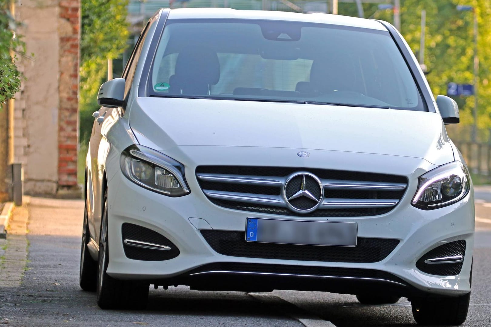 Falschparker: Wenn ein geparktes Auto einen Bürgersteig und somit Verkehrsteilnehmer blockiert, droht ein Bußgeld.