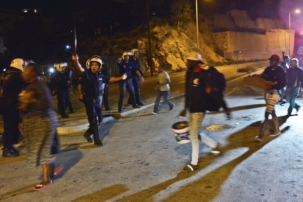 Polizisten bringen Menschen aus dem völlig überfüllten Migrantenlager auf der griechischen Insel Samos.