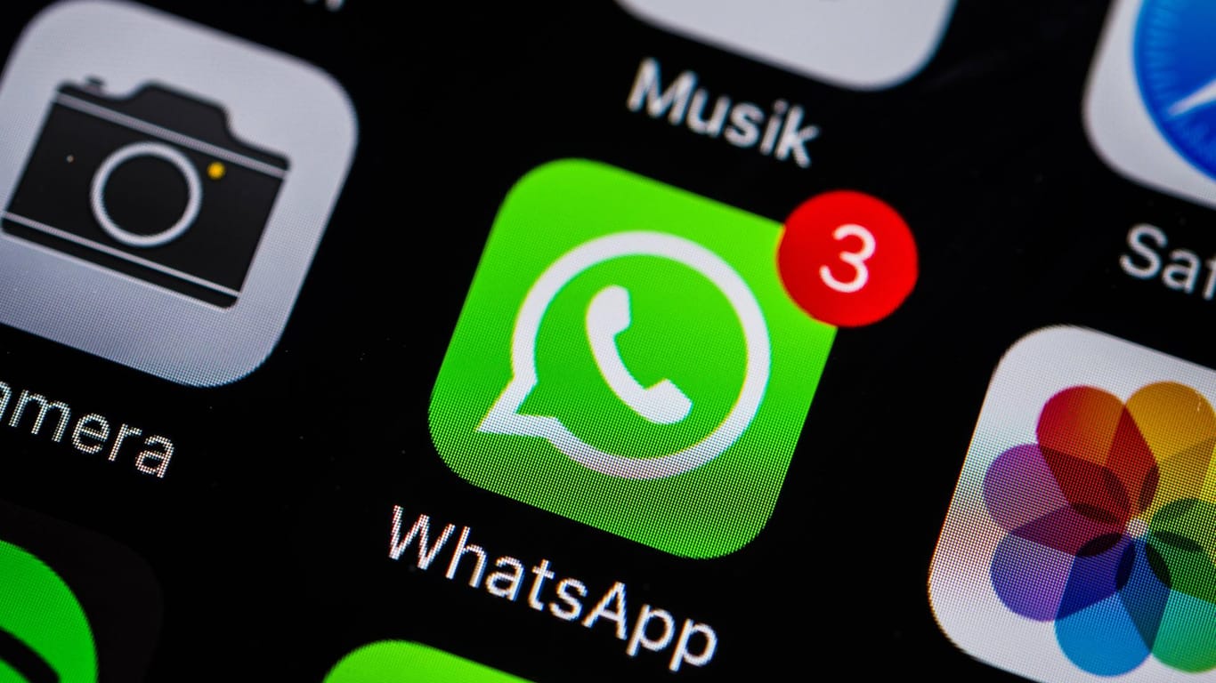 WhatsApp-Icon mit Benachrichtigungsblase: So lässt man Gruppen verstummen.