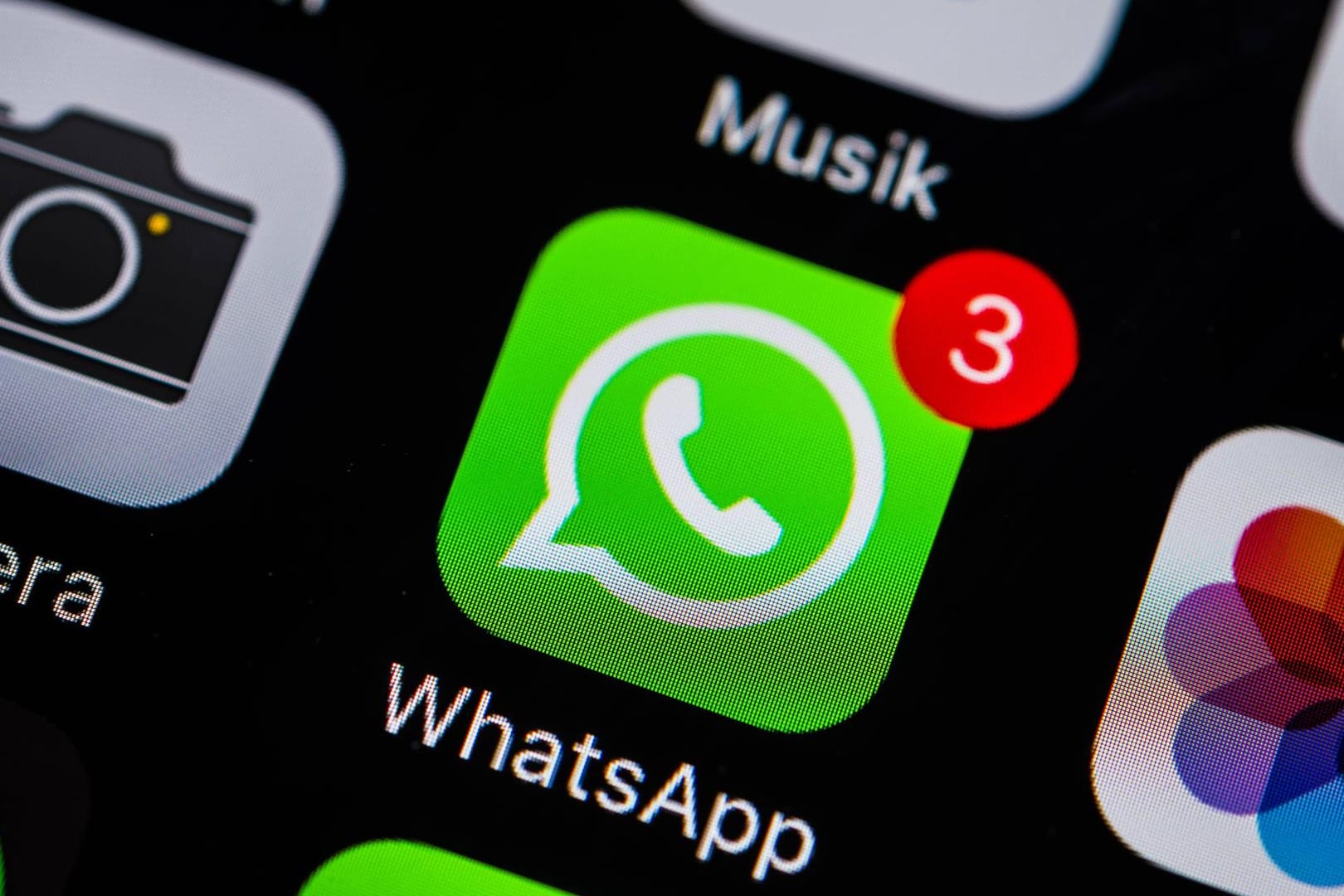 WhatsApp-Icon mit Benachrichtigungsblase: So lässt man Gruppen verstummen.