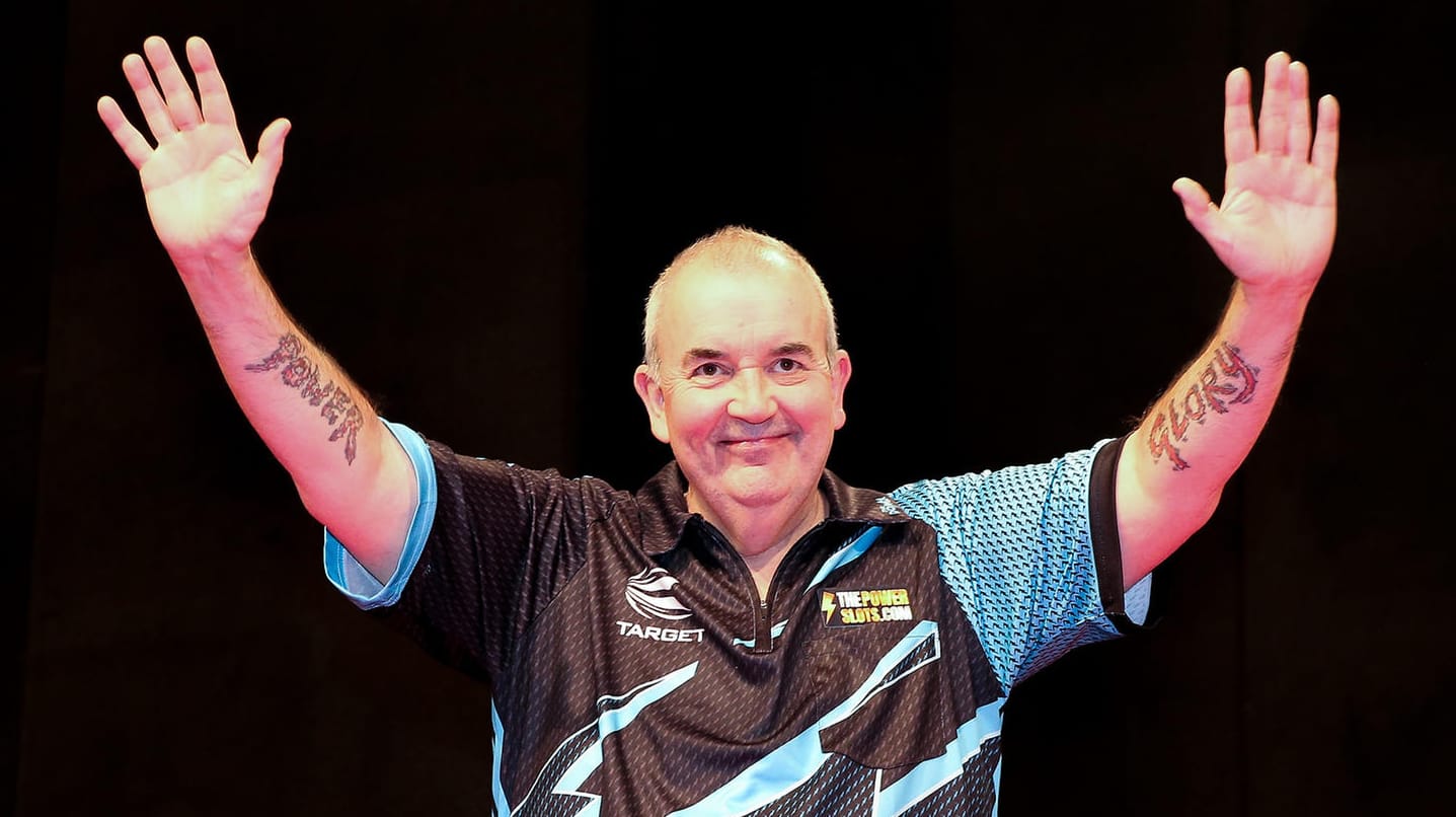 Er ist neben Eric Bristow die Darts-Legende schlechtin: Phil "The Power" Taylor. Er gewann insgesamt 14 Mal die Weltmeisterschaft der PDC. Von 1995 bis 2002, von 2004 bis 2006, 2009, 2010 und 2013. 2018 beendete er seine Karriere.