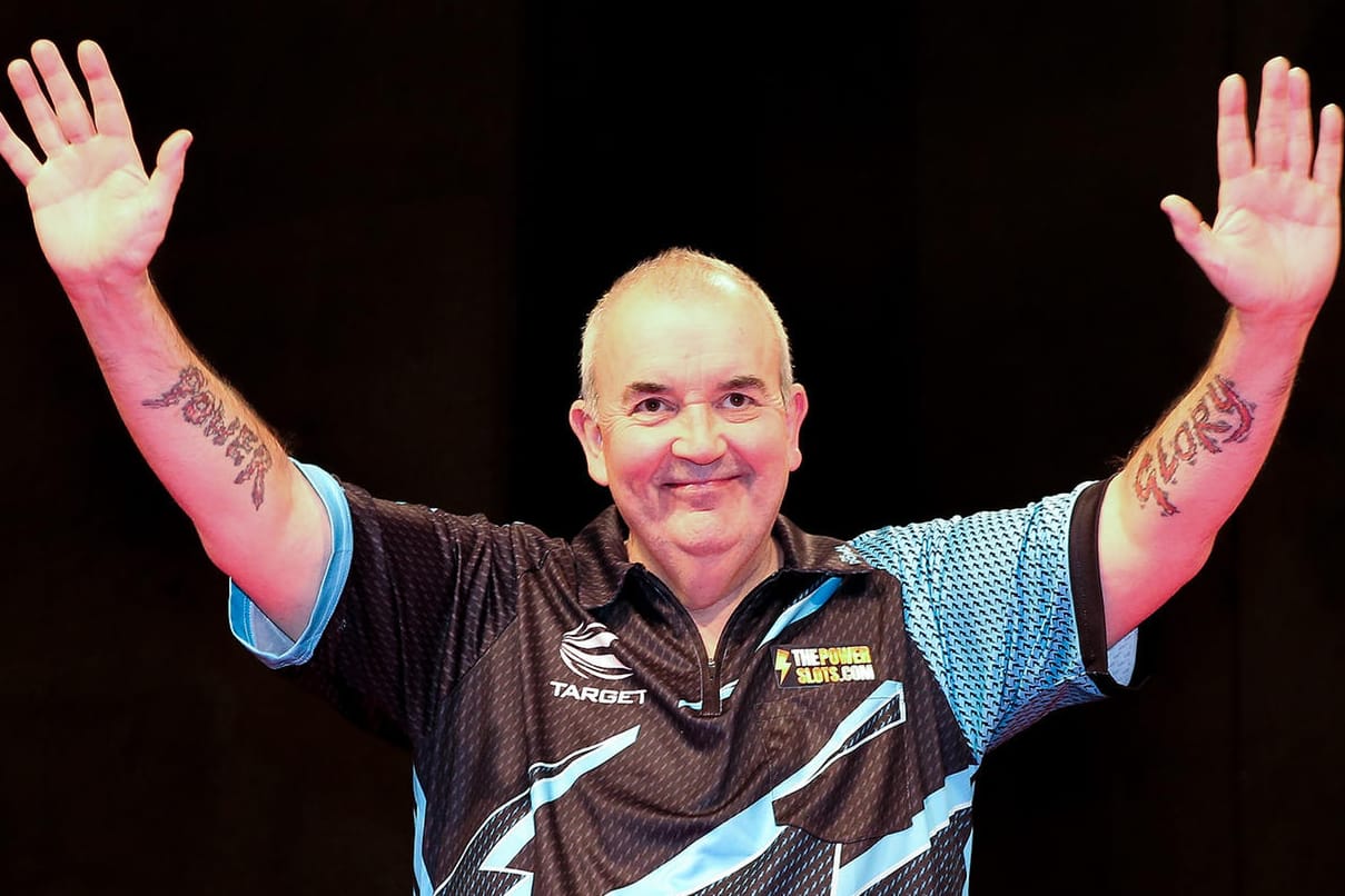 Er ist neben Eric Bristow die Darts-Legende schlechtin: Phil "The Power" Taylor. Er gewann insgesamt 14 Mal die Weltmeisterschaft der PDC. Von 1995 bis 2002, von 2004 bis 2006, 2009, 2010 und 2013. 2018 beendete er seine Karriere.