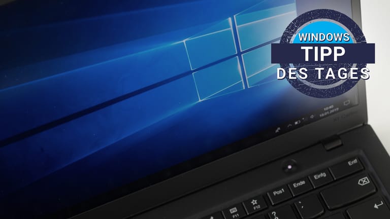 Das Windows-10-Logo erscheint auf einem Laptop: Mit einem Trick lässt sich der Gott-Modus aktivieren.
