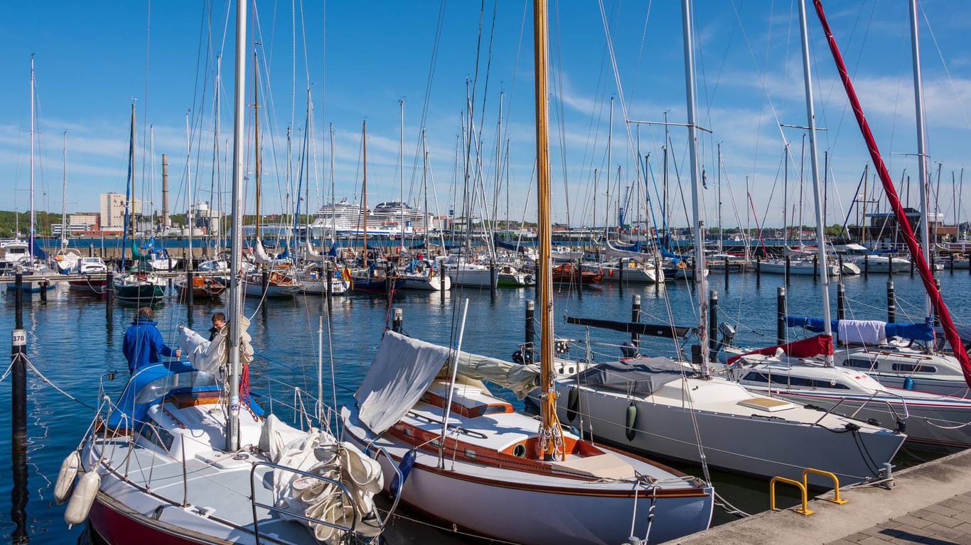 Segelboote im Kieler Hafen: Die Führerscheinprüfung fürs Boot fällt vielen schwerer als fürs Auto – aus einem einfachen Grund.