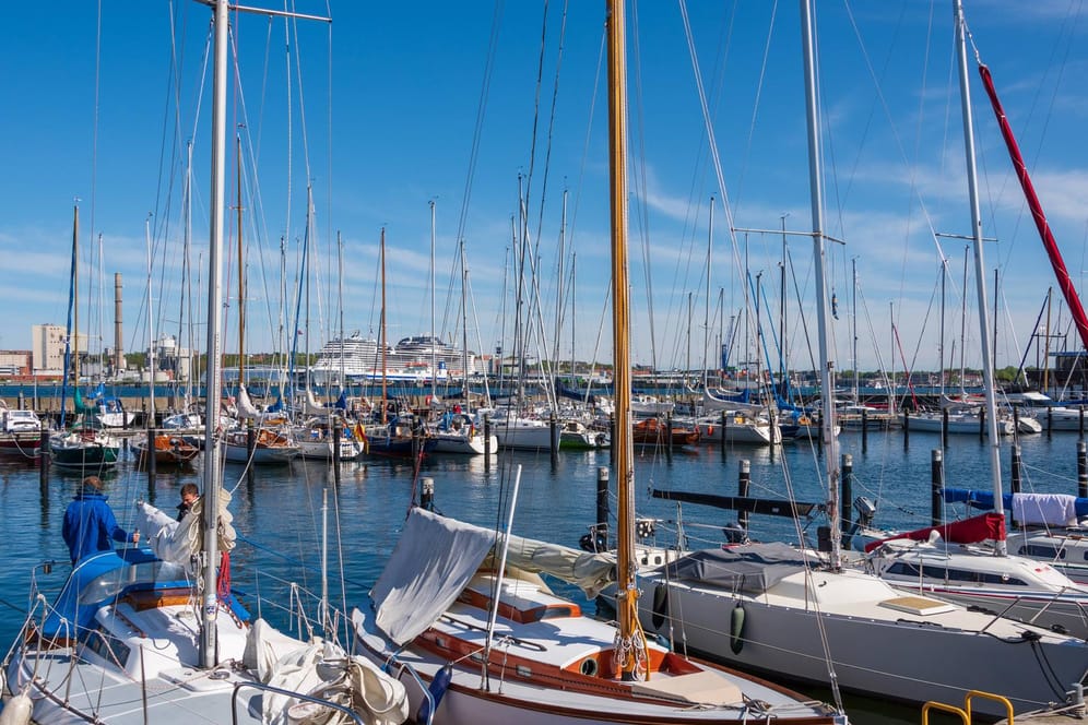 Segelboote im Kieler Hafen: Die Führerscheinprüfung fürs Boot fällt vielen schwerer als fürs Auto – aus einem einfachen Grund.