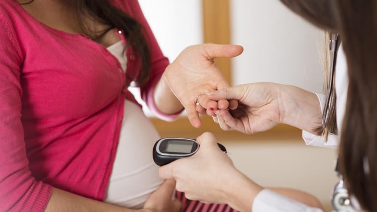 Eine Schwangere lässt ihre Blutzuckerwerte testen: Schwangerschaftsdiabetes kann unbehandelt zu Komplikationen führen.