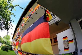 Fahnenmeer: Bei sportlichen Großereignissen sind auch Deutschlandflaggen mit Wappen juristisch zulässig. (Symbolbild)