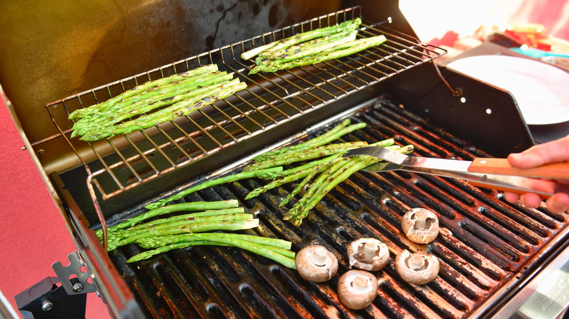 Grillen: Spargel vom Grill sollte weich, aber noch bissfest sein.