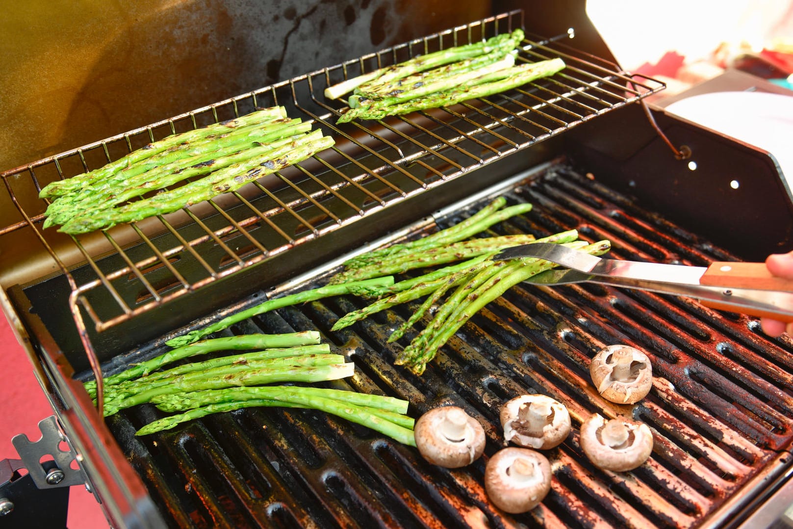 Grillen: Spargel vom Grill sollte weich, aber noch bissfest sein.