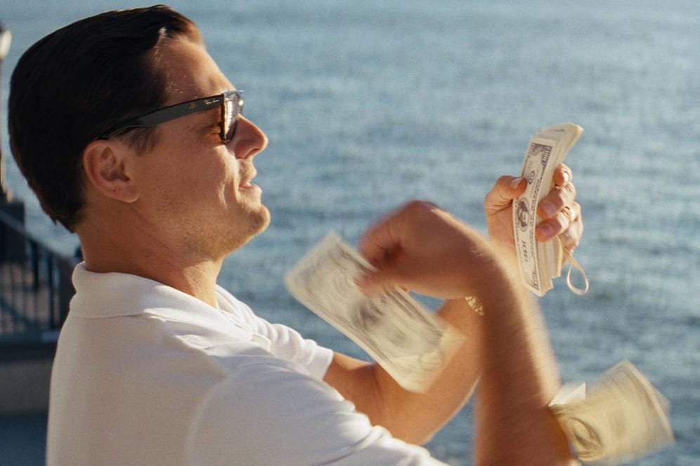 Leonardo DiCaprio als Börsenmakler Jordan Belfort wirft mit Geld: Der Aktienhandel für Privatanleger ist nicht ganz so spektakulär wie im Film "The Wolf of Wall Street".