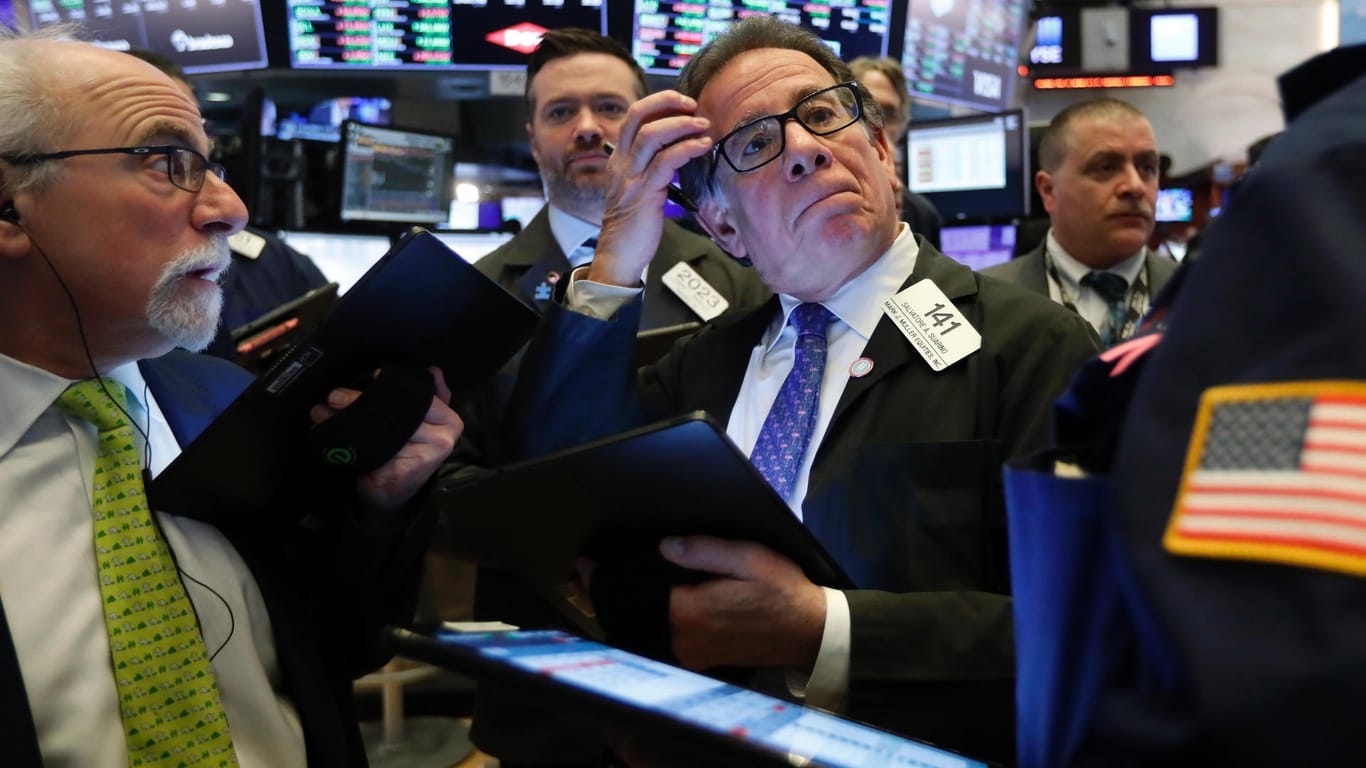 Händler an der New Yorker Wall Street (Symbolbild): Die Aktienkurse trotzten der Inflation und legten zu.