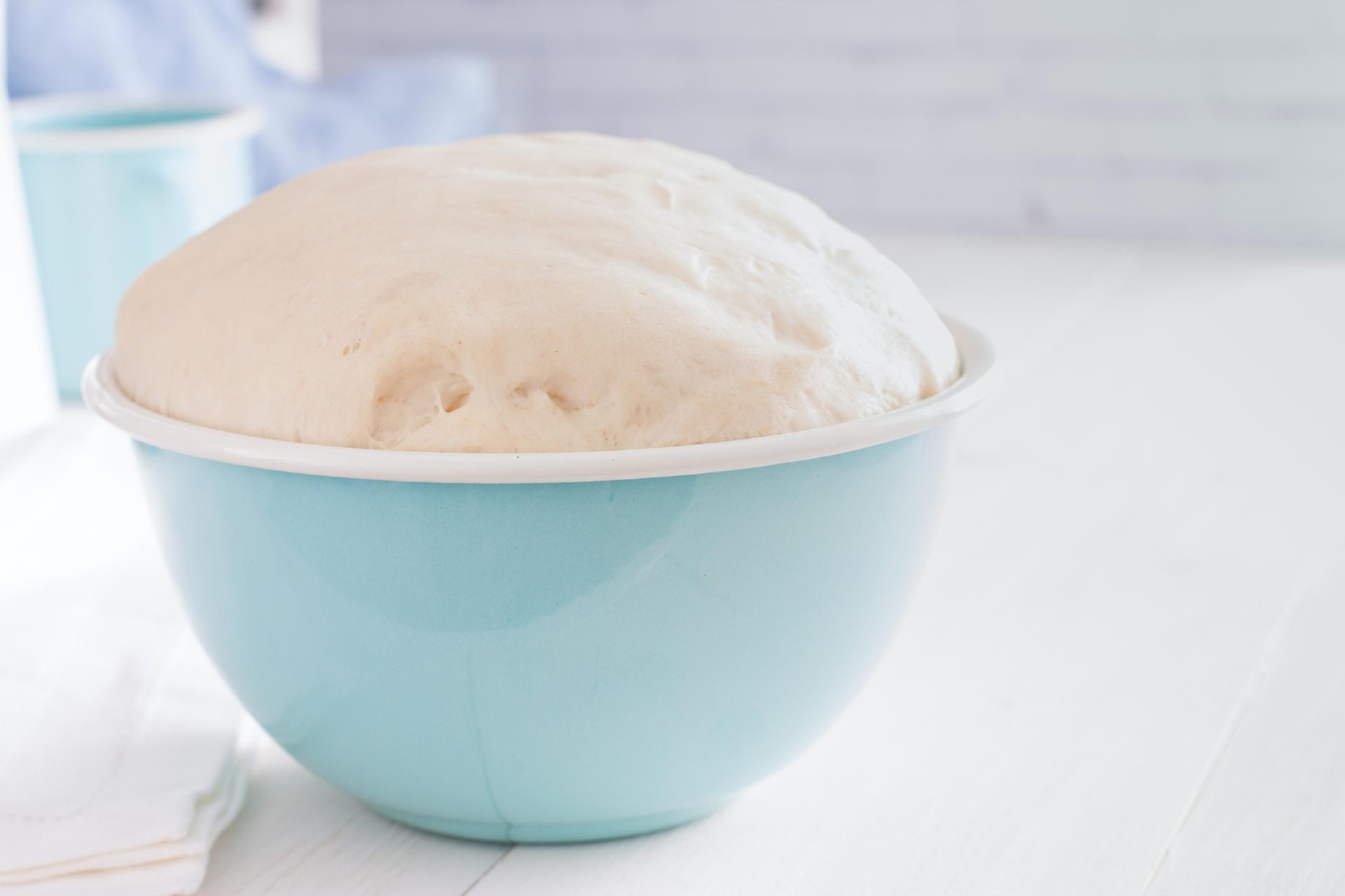 Hefeteig: Wer den Hefeteig nicht am selben Tag backen möchte, kann ihn für kurze Zeit im Kühlschrank lagern.