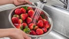 Erdbeeren unterm Wasserhahn: Vermeiden Sie einen harten Wasserstrahl beim Waschen der Früchte.