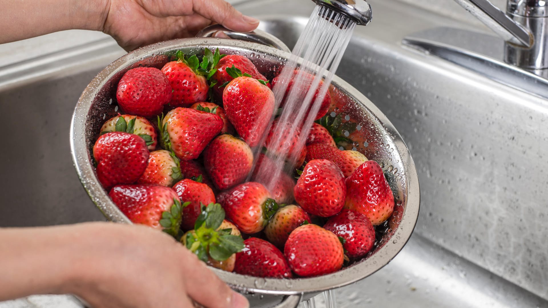 Erdbeeren unterm Wasserhahn: Vermeiden Sie einen harten Wasserstrahl beim Waschen der Früchte.