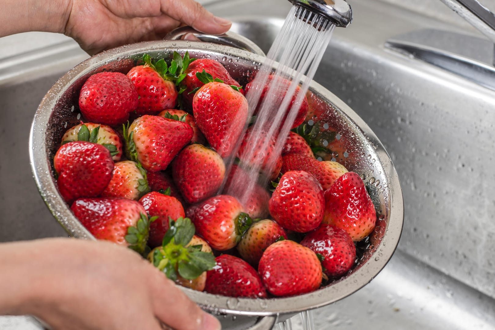 Erdbeeren unterm Wasserhahn: Vermeiden Sie einen harten Wasserstrahl beim Waschen der Früchte.