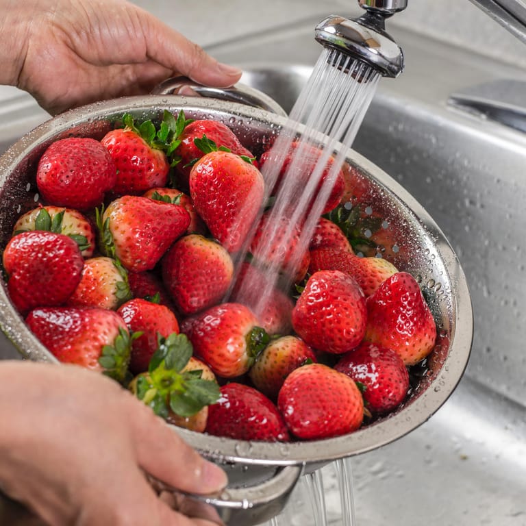 Erdbeeren unterm Wasserhahn: Vermeiden Sie einen harten Wasserstrahl beim Waschen der Früchte.