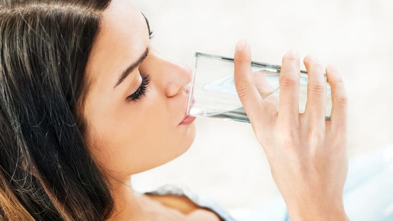 Durst: Flüssigkeitsmangel belastet den Körper und äußert sich durch unterschiedliche Symptome.