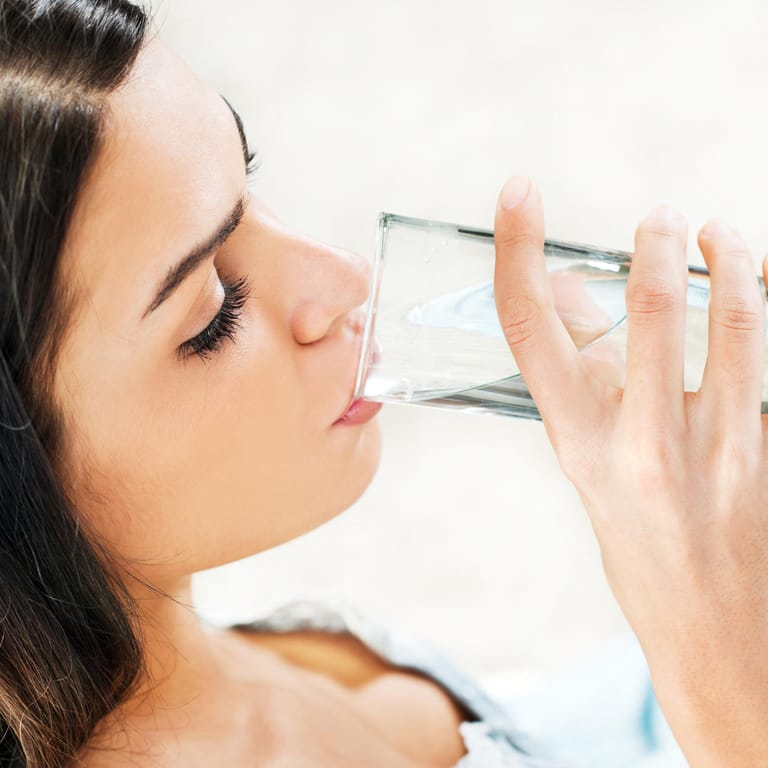 Durst: Flüssigkeitsmangel belastet den Körper und äußert sich durch unterschiedliche Symptome.