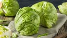 Eisbergsalat: Aufgrund seiner hellgrünen Farbe und der runden Form erinnert das Gemüse an einen Kohlkopf.