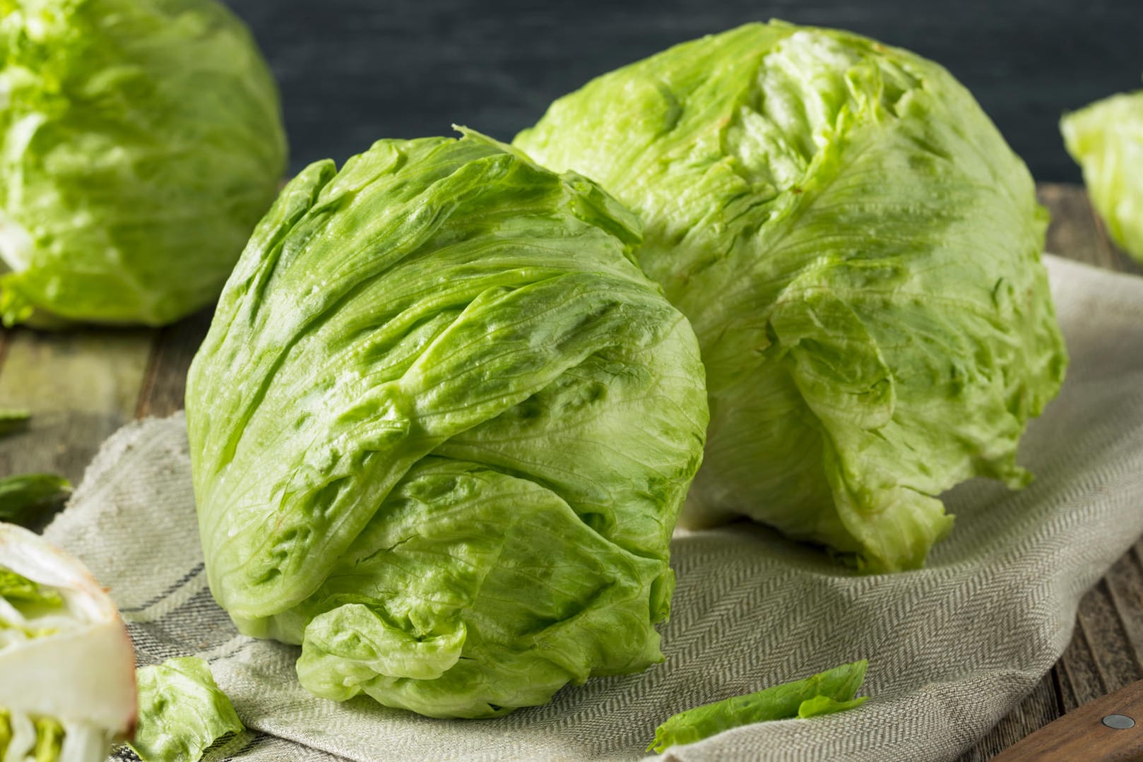 Eisbergsalat: Aufgrund seiner hellgrünen Farbe und der runden Form erinnert das Gemüse an einen Kohlkopf.