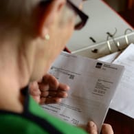 Eine Frau mit einem Brief der Deutschen Rentenversicherung: Dort finden Sie Ihre Rentenversicherungsnummer.