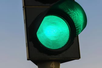 GrΓΌne Ampel: Sie bedeutet nicht immer, dass Sie gleich losfahren sollten. GrΓΌne Ampel: Sie bedeutet nicht immer, dass Sie gleich losfahren sollten.