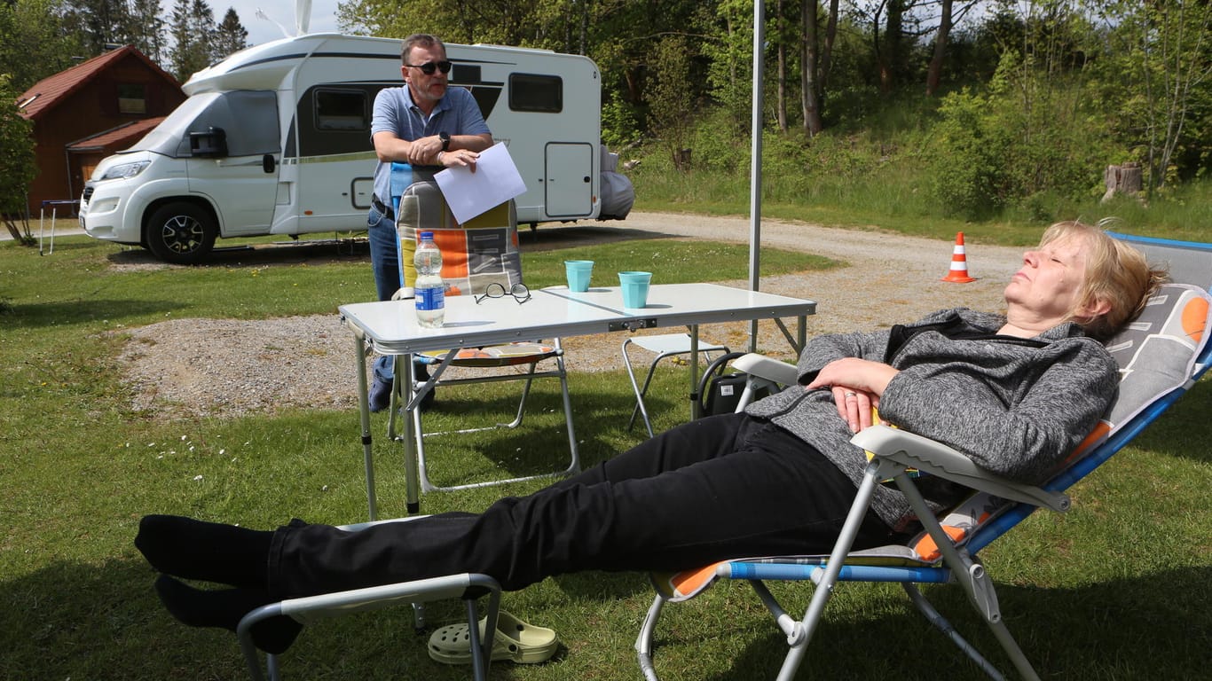 Entspannen auf dem Campingplatz: Das ist natürlich erlaubt. In der freien Natur hingegen gelten besondere Regeln.