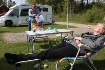 Entspannen auf dem Campingplatz: Das ist natürlich erlaubt. In der freien Natur hingegen gelten besondere Regeln.