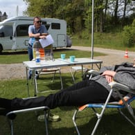 Entspannen auf dem Campingplatz: Das ist natürlich – wieder – erlaubt. In der freien Natur hingegen gelten besondere Regeln.