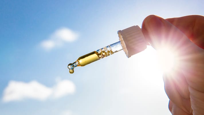 Pipette mit flüssigem Vitamin D: Zu viel kann schädlich sein.