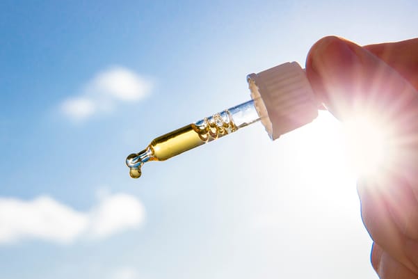 Pipette mit flüssigem Vitamin D: Zu viel kann schädlich sein.